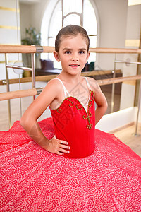 一个可爱的小芭蕾舞女郎的全长肖像 在舞厅装着大镜子的表演服童年孩子芭蕾舞女士裙子舞蹈短裙幼儿园乐趣工作室图片