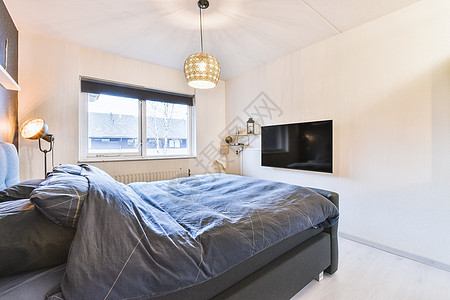 现代卧室室内地面寝具装饰电视玻璃房间枕头花瓶建筑学公寓图片