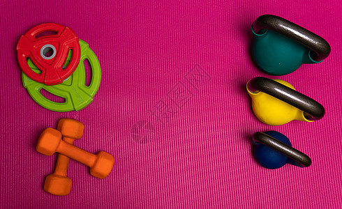 红杆哑铃重量运动黄蓝色设备健康 从空间力量 复古美中训练健康的生活方式 肌肉男俱乐部图片