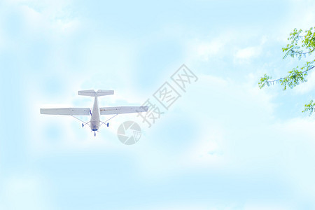 轻型单引擎塞斯纳(Cessna)飞机在云中飞过天空图片