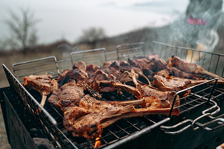 烤烤烤肉时把羊羔的架子磨碎香料午餐烹饪炙烤食物烧烤菜单木板肋骨产品图片