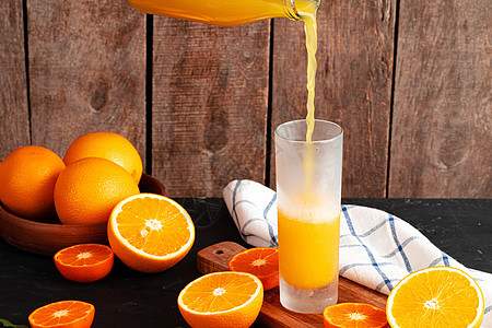 橙汁从瓶子倒进玻璃杯图片