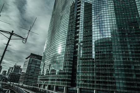 东京市路西运输大楼 从电线观测到东京交通大厦景观交通城市火车摩天大楼商业街景电力线路建筑群图片