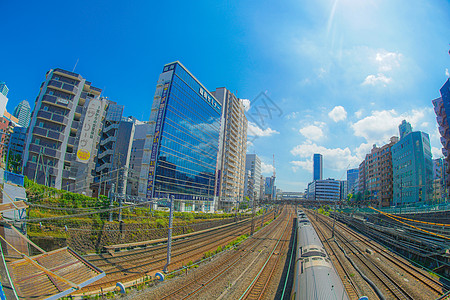 通往横滨站的线组火车绿色建筑群摩天大楼车辆交通城市线路晴天蓝天图片