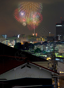 从住宅区看见的发射烟花弹图片