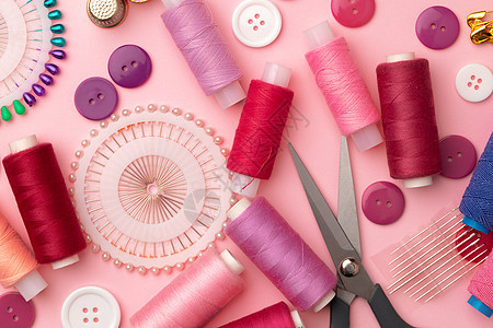 缝纫配件 包括线条支架和粉红色背景的针筒工艺工具粉色卷轴别针裁缝丝绸成套刺绣线程图片