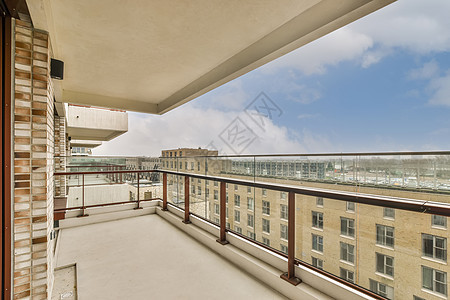 这座城市的景色是宽阔的玻璃阳台建筑学木头栏杆窗户金属水平公寓建筑住宅城市背景图片