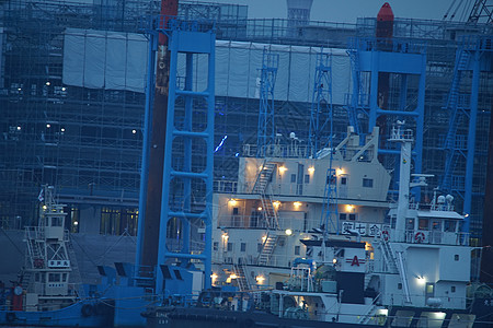 豪华船伊丽莎白女王和横滨湾桥海洋奢华港口巡航景点旅行旅游交通夜景客船图片