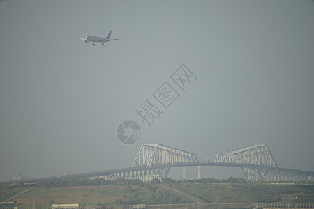 飞机和东京门桥图片