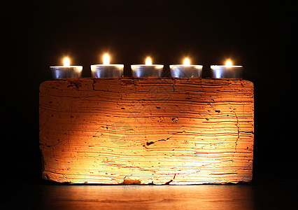 黑暗中的蜡烛照明烛台烛光火焰悲哀传统活力燃烧宗教情绪图片