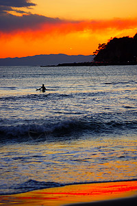 冲浪轮光影海浪男性海面冲浪者海洋冲浪板闲暇阴影海滩冲浪图片