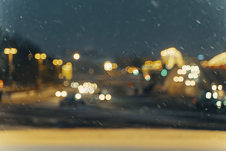城市街道背景下雪落的冬季模糊背景夜生活夜灯头灯旅行圆圈景观季节暴风雪运动照明图片