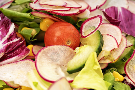新鲜健康沙拉 配樱桃番茄和混合绿菜图片
