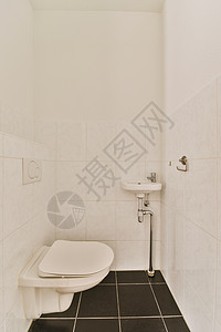 浴室室内用黑白瓷砖和黑色瓷砖完成财产制品房子大理石卫生间公寓架子反射住宅龙头图片