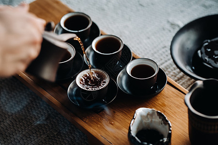 在一家大公司举行茶仪式时 为茶会特写倒茶陶瓷太阳神菜肴木头开水浓茶茶壶文化茶杯杯子图片