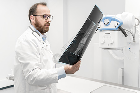 医生在放射室检查一名病人的X光片扫描药品x射线考试技术男性医师诊所男人专家图片