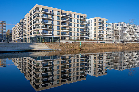 柏林现代公寓楼新式唐楼房地产建筑学房产住房立面天空运河镜像市场图片