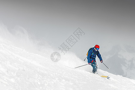 滑雪 滑雪者 活泼  自由滑雪 一个男人在雪坡上时尚地滑雪 身后有雪尘羽流季节粉末风镜闲暇活动行动高山男人下坡踪迹图片