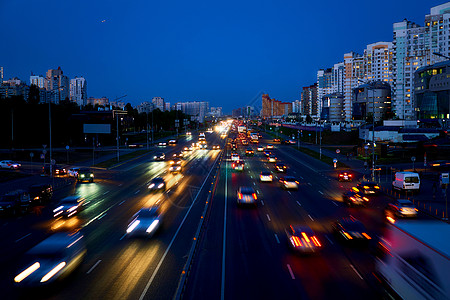 夜晚闪亮的大道 有移动汽车和灯光路灯旅行夜生活路线商务踪迹高峰通勤者速度背光图片