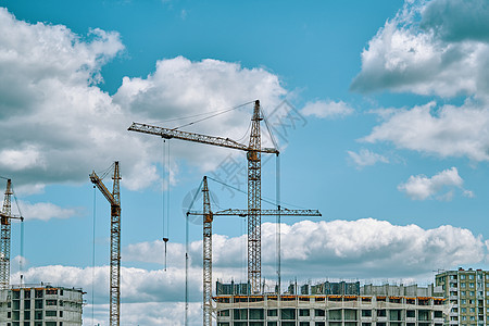 建筑起重机 在云层的天空背景房地产住宅晴天住房商业摩天大楼基础设施工地建筑学机械图片