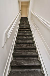 宽阔的走廊 有直立的地毯楼梯图片