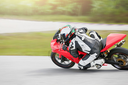 摩托车的练习正滑向一个快速转角图片