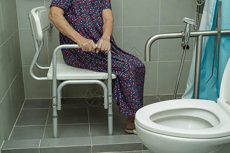 亚洲年长的老年妇女病人在浴室 手扶安全抓抢酒吧和护理医院使用马桶支持栏杆 70退休苗圃金属医院旅馆洗澡潮红汽车合金障碍图片
