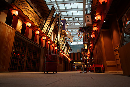 羽田机场餐厅和手提箱图片