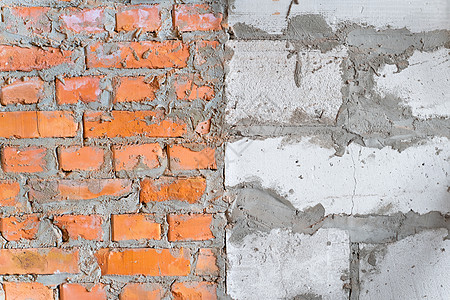 红瓷砖和电镀混凝土块泥瓦的石匠比较 (建筑背景)图片