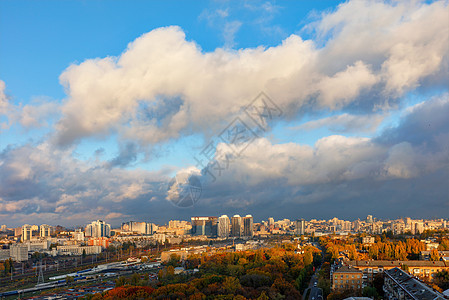 秋天基辅多彩的城市风景 灰云后面的阳光照耀着城市公园的橙色树叶 (笑声)图片