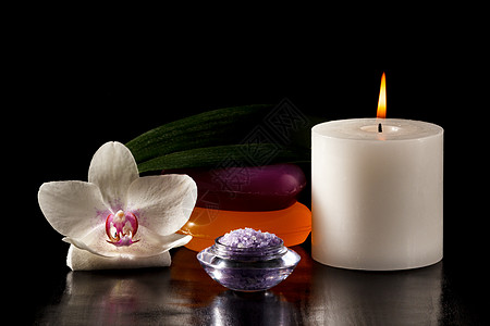 花兰花 蜡烛 香烛 肥皂和海盐 用于黑色背景的温泉程序图片