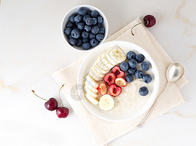 一大碗美味健康的燕麦粥 水果和果汁早餐 早饭吃图片