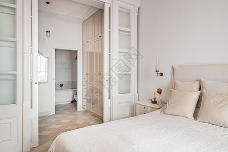 房间内有明亮的卧室 可以上厕所 用古代风格装饰图片