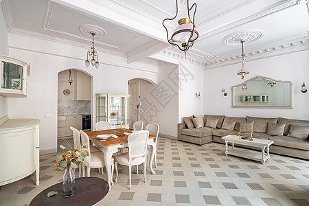 配有餐桌的古典房间 供两个人使用 沙发 瓷砖地板 光墙和旧用洗礼机图片