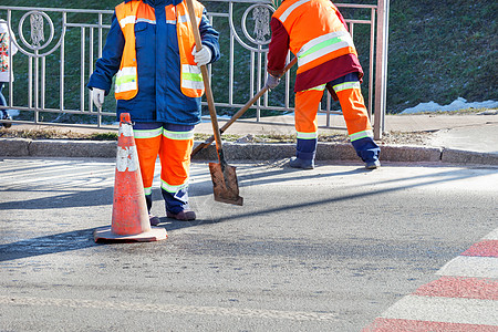 一群街头清洁工在阳光明媚的春天扫清了道路图片