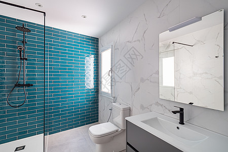 现代瓷砖洗手间 有淋浴区 新的水槽和厕所 掌声玻璃制品奢华木炭陶瓷窗户龙头蓝晶蓝色房子背景图片