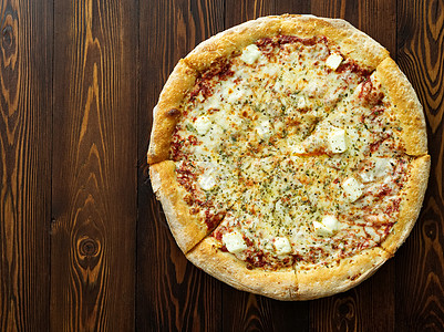 四块芝士比萨 与多蓝 帕梅桑 费塔 牛油果 莫扎里拉 番茄酱图片