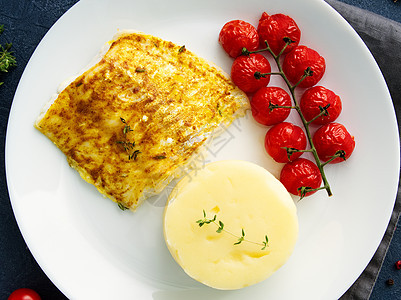 用土豆泥 西红柿 饮食健康食品烤成烤炉的鱼鳕 深灰色背景草药烹饪桌子食物午餐胡椒营养状物用餐陶器图片