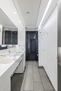 男性洗手间的公共或办公室内有水槽和大镜子 现代设计卫生间是白色的地面制品设施装饰洗澡建筑学陶瓷厕所龙头房间图片