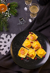 意大利意大利拉维奥利加海鲜在盘子上扇贝文化用餐午餐香菜玻璃茶点桌子贝类厨房图片