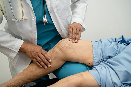 亚洲医生理疗师检查 按摩和治疗在矫形诊所护士医院的高级病人的膝盖和腿部及膝部 3切口纤维手术药品伤害医院疼痛关节痛苦身体图片