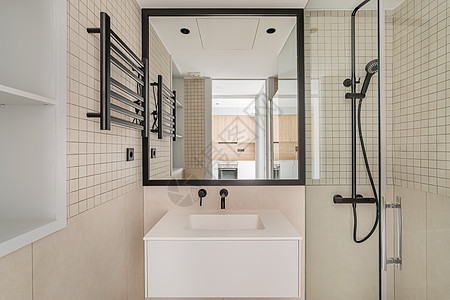 黑色金属装饰的米色美边浴室现代室内设计 镜子里有厨房和浴室前视镜 (掌声)图片