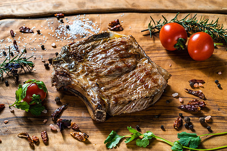 木头表面骨头上的炸肉排烧烤架肋眼食物中心香料草本植物肋骨迷迭香饮食烧烤图片