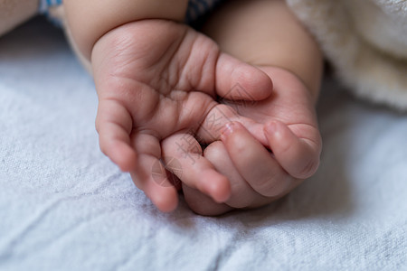 童年 护理 母性 健康概念  特写小手掌和平平静的婴儿蹒跚学步的女婴睡觉休息深睡在柔软温暖的毯子上放置拥抱泰迪熊玩具乐趣时间青年图片