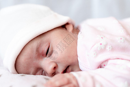 童年 护理 母性 健康概念  特写小和平平静的新生女婴 戴着粉红色的帽子 睡在柔软温暖的毛毯枕套上 睡在肚子上 闭上眼睛寝具阳光图片