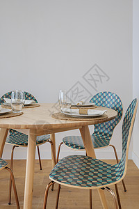 具有木制餐具区的经典室内细节 带有彩色装饰品的桌椅 复制空间图片