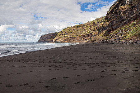 空荡荡的野生海滩 脚踩在黑色的沙滩上 西班牙特内里费岛的岩石和海洋图片