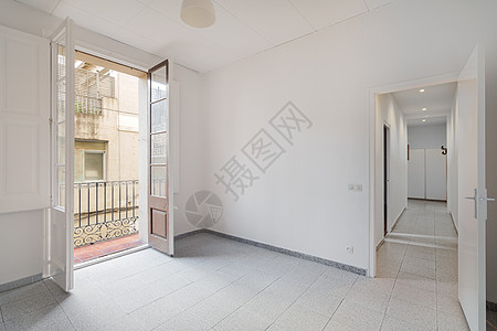 空的白色房间 走廊通向其他房间和小阳台 在巴塞罗那古老的哥特克区典型公寓图片