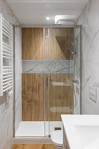 淋浴隔断淋浴区 有木制整形和玻璃门 现代翻新浴室内置家具公寓财富精加工卫生住宅白色卫生间瓷砖地面背景