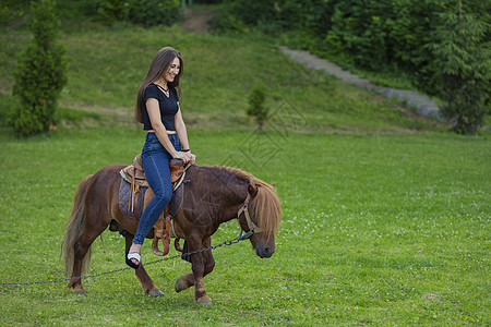 女孩骑小马草地婴儿牧场裙子青少年骑师俱乐部马背女士乐趣图片